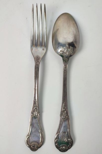 Lot de deux grands couverts en argent à décor...