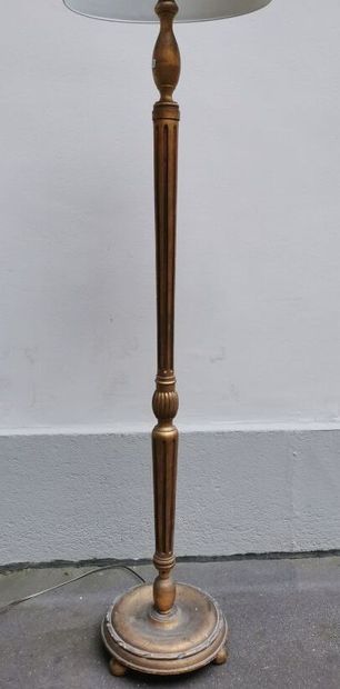 Gilded wood floor lamp with fluted shaft...