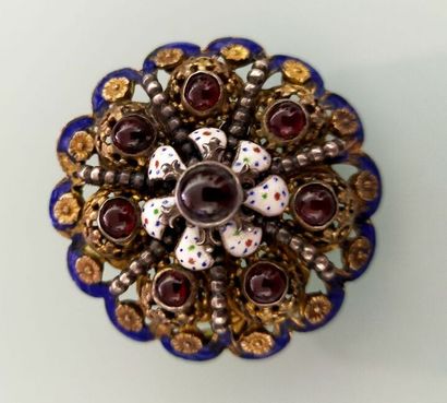Round brooch with enamel decoration
