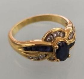 Bague en or jaune 18k serti d'un petit saphir...