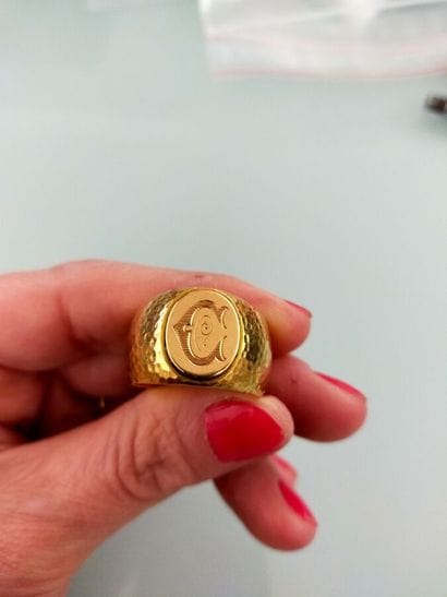 Chevalière in 18k yellow gold, engraved 