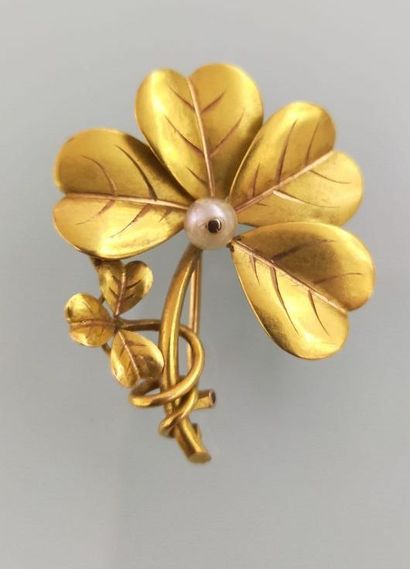 18 K yellow gold clover-shaped brooch adorned...