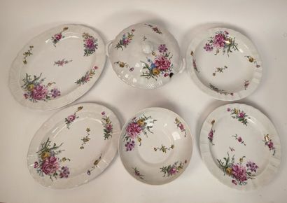 LIMOGES
Partie de service en porcelaine à...