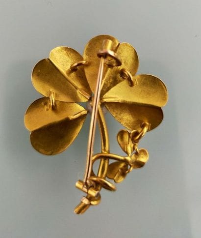 18 K yellow gold clover-shaped brooch adorned...