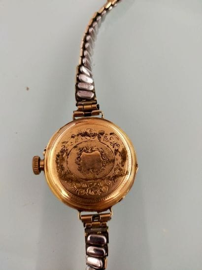 Yellow gold wristwatch. Plastic bracelet....
