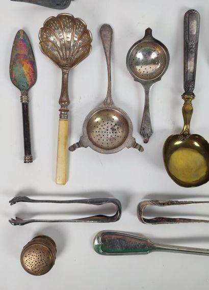 Set of metal and silver-plated flatware
A...