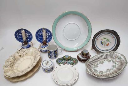Lot of various earthenware or porcelain dishes
A...