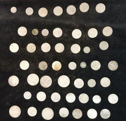 Lot of 365 silver coins 
Weight: 4131 grams...
