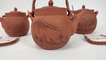 JAPAN, modern
Set of 3 terracotta teapots...