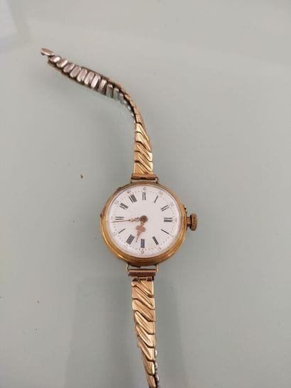 Yellow gold wristwatch. Plastic bracelet....