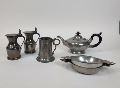 Set of glass, pewter or metal mugs
A set...
