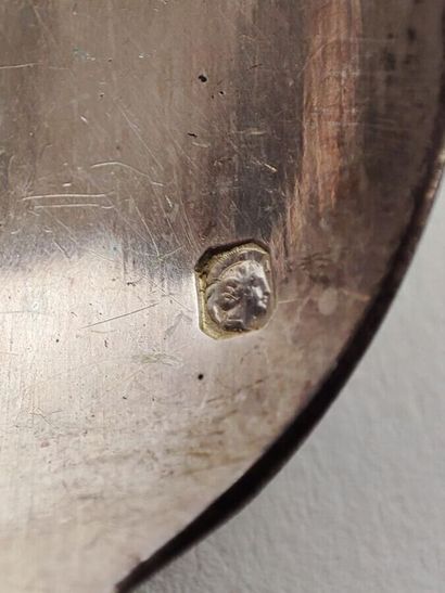 Douze cuillères à long manche en argent à...