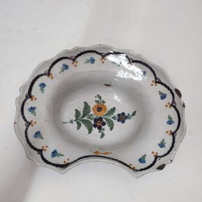 Polychrome earthenware beard dish decorated...