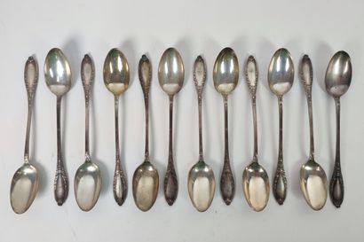 Douze cuillères à long manche en argent à...