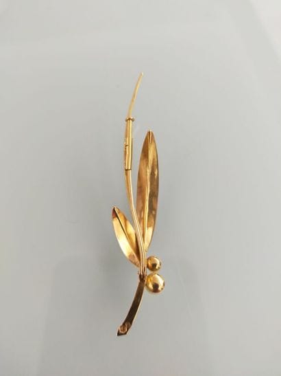 Brooch in 750 thousandth yellow gold with...