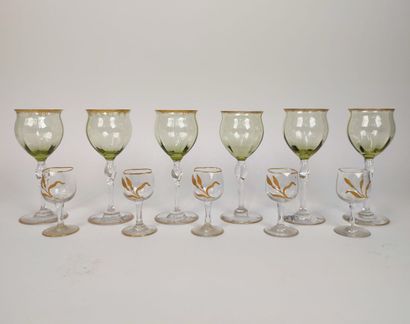 Ensemble de six verres à porto en cristal...
