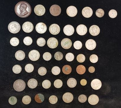 Lot of 365 silver coins 
Weight: 4131 grams...
