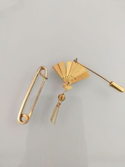 Tie pin in gilt metal with fan and safety...