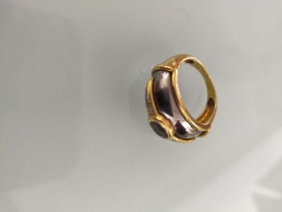 Bague jonc en or jaune 18k serti d'un petit...