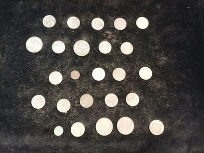 Lot of 365 silver coins 
Weight: 4131 grams...