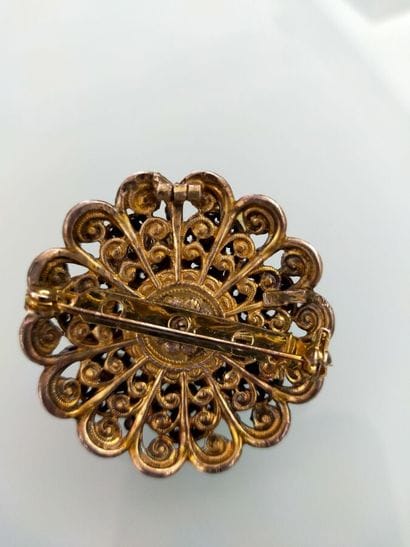 Round brooch with enamel decoration

