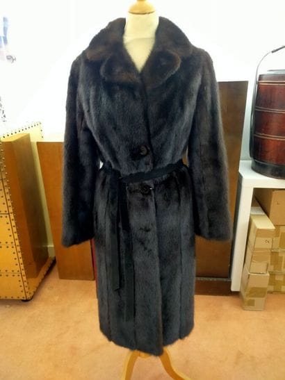 IN SPRING
Dark mink coat
Two pockets, notched...