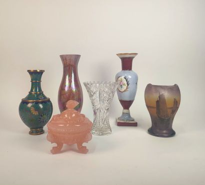 Lot de vases divers en verre, cloisonné ou...