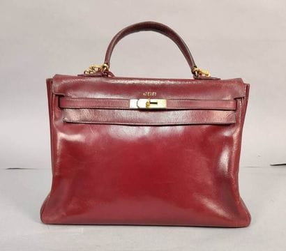 HERMÈS
Kelly