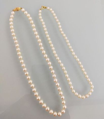 Deux colliers de perles de culture en chocker,...