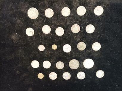 Lot of 365 silver coins 
Weight: 4131 grams...