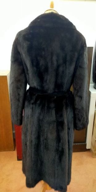 IN SPRING
Dark mink coat
Two pockets, notched...