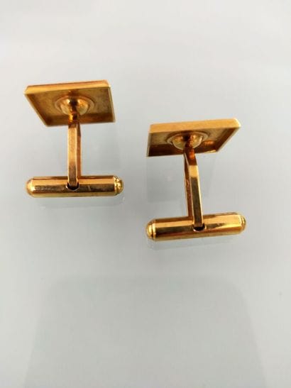 Pair of square cufflinks in 18 K yellow gold
Weight...