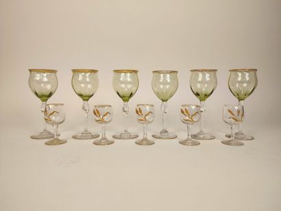 Ensemble de six verres à porto en cristal...