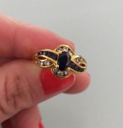 Bague en or jaune 18k serti d'un petit saphir...