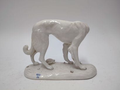Lot of two ceramic dogs:
- a Capodimonte...