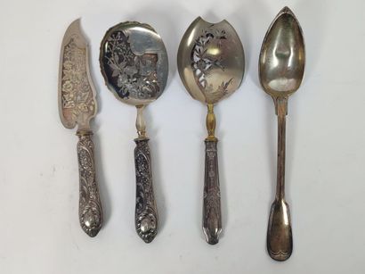 A silver pie server and ice cream scoop 
Minerve...