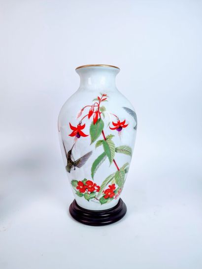 Lot de vases divers en verre, cloisonné ou...