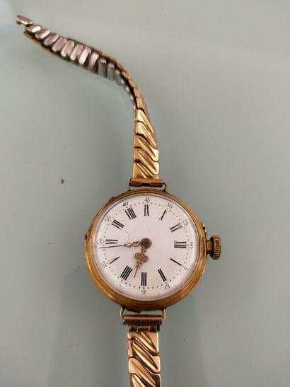 Yellow gold wristwatch. Plastic bracelet....