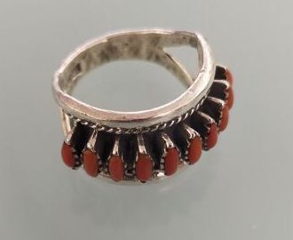 Silver and coral ring
Gross weight: 7.10...