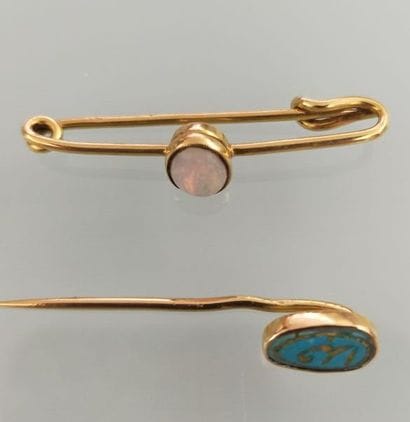 Baby brooch in 18k yellow gold set with an...