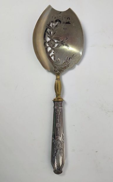 A silver pie server and ice cream scoop 
Minerve...