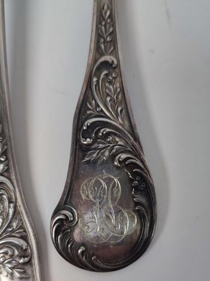 Lot de deux grands couverts en argent à décor...
