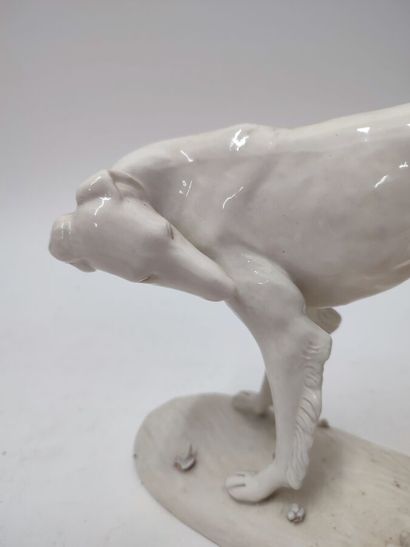 Lot of two ceramic dogs:
- a Capodimonte...
