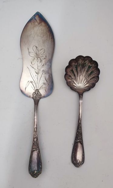 ERCUIS
A set of silver-plated cutlery with...