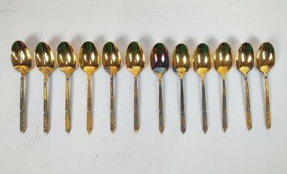 Douze cuillères en vermeil et une pince a...