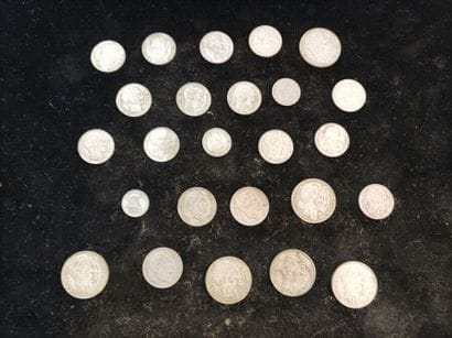 Lot of 365 silver coins 
Weight: 4131 grams...