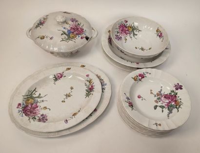 LIMOGES
Partie de service en porcelaine à...