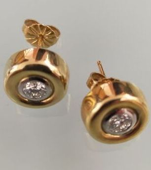 Paire de clous d'oreille en or jaune serti...