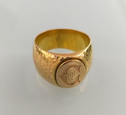 Chevalière in 18k yellow gold, engraved 