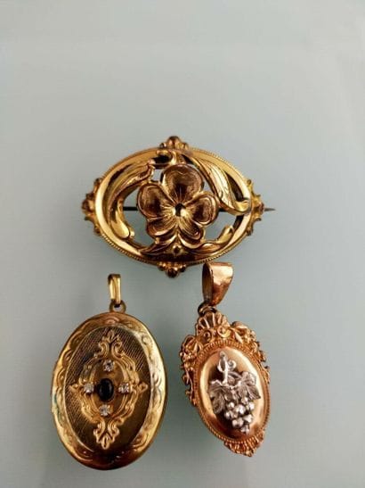Set of 3 metal keepsake brooches and pen...